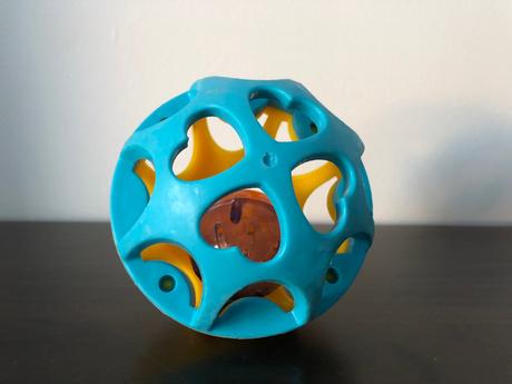 Loptička s hrkalkou vo vnútri, 