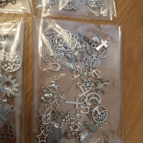 4 balenia priveskov na tvorbu (200ks),