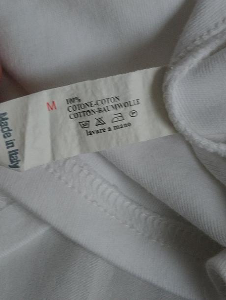 Elastický biely top, kamienky okolo výstrihu italy, m