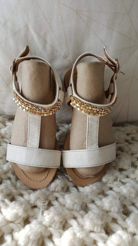 Biele sandalky so strasom, 23