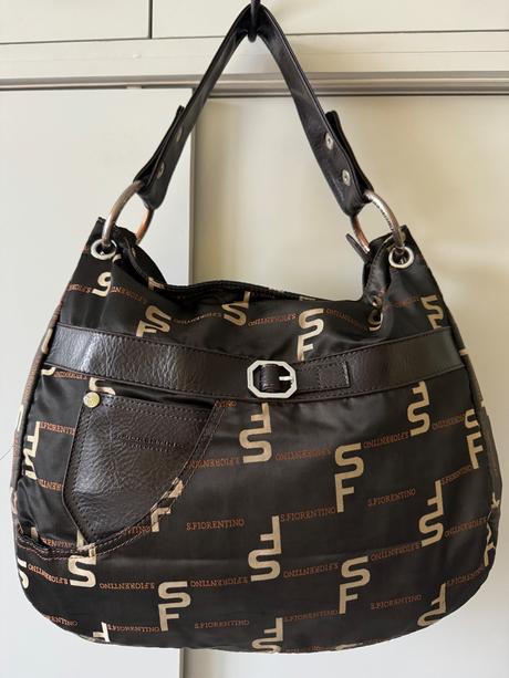 Hnedá kabelka s popisom, 