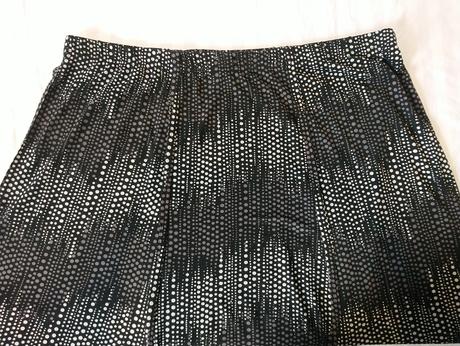 Elastická čierno sivo biela sukňa s bodkami, elvi, xxxl