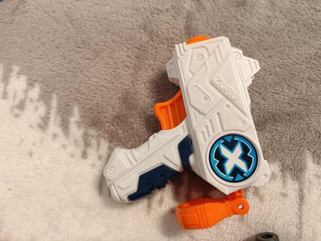 Naťahovacia pištoľ s nábojmi,