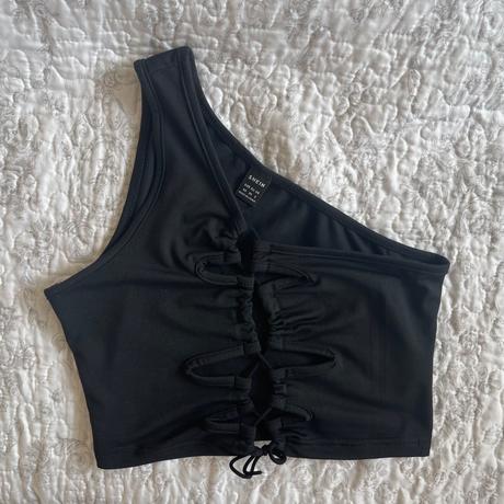 Čierny asymetrický top, xs