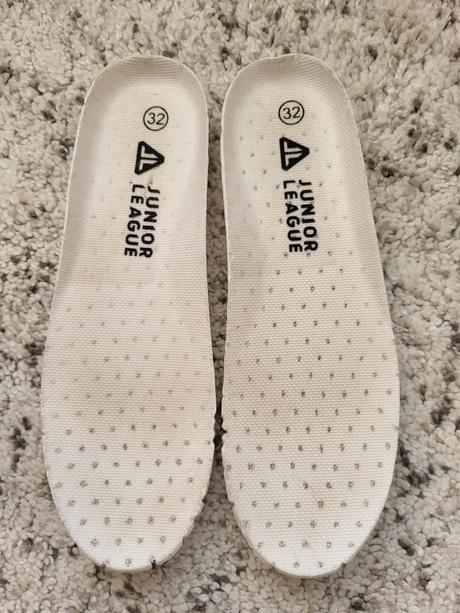 Tenisky na telesnu, 32