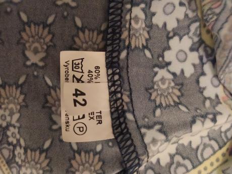 Butikové šaty s prestrihmi na pleciach, 42