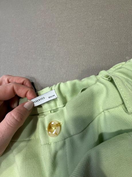 Bledozelený kostým, reserved,146