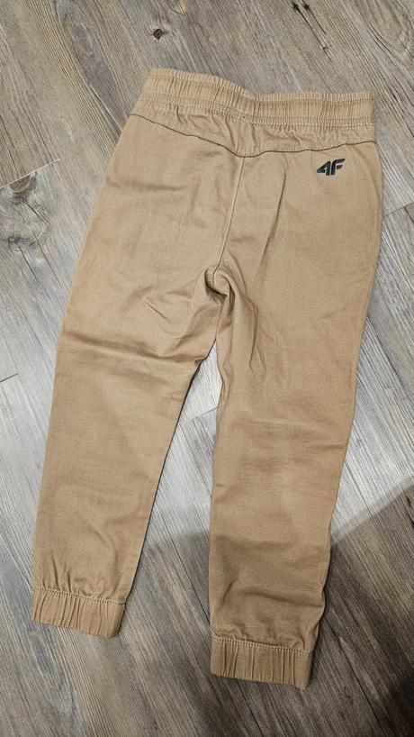 Nove nohavice 4f, 122