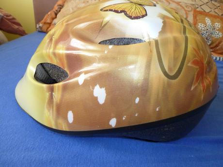 Dievčenská prilba na bicykel alebo korčule, s