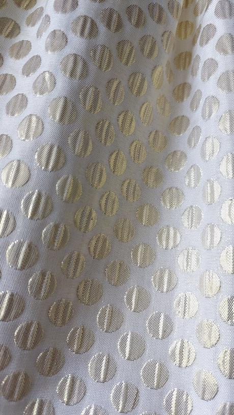 Sukňa so zlatými bodkami, 98