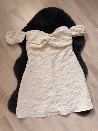 Šaty kremové mini kratke off shoulder, m
