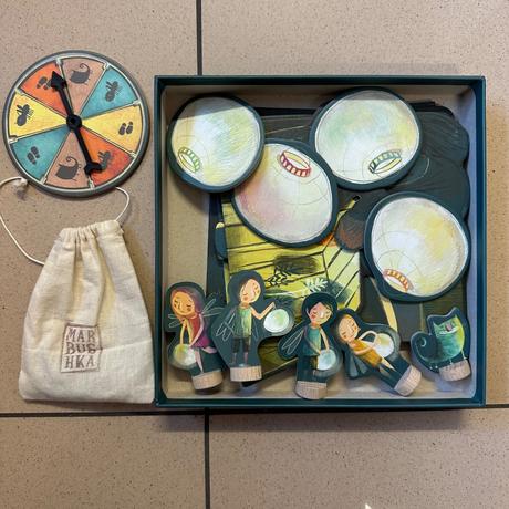 Spolocenska hra skleneny dom, 