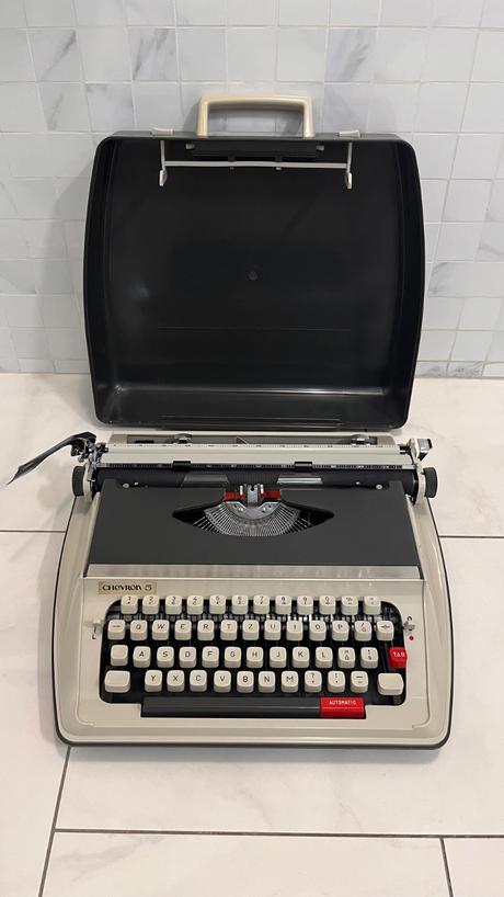 Mechanický kufríkový písací stroj chevron 5,