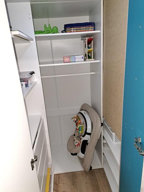 Rohová šatníková skriňa ako nová, 