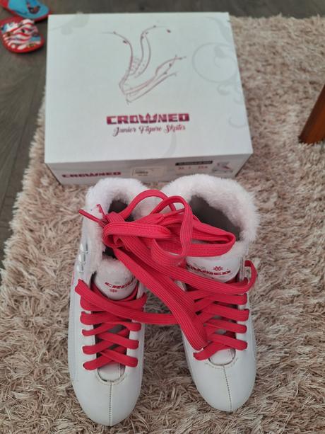 Dievčenské korčule, crowned,35