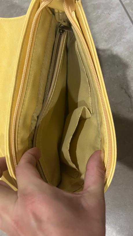 Pastelovo zlta crossbody kabelka s krasnym popruho,