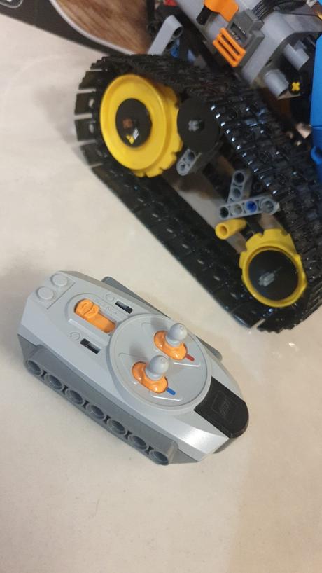 Lego technic 42095 - pretekárske auto s dialkovým, 