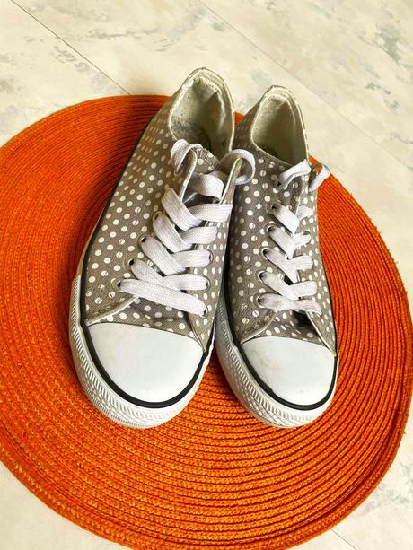 Bodkované tenisky, 39