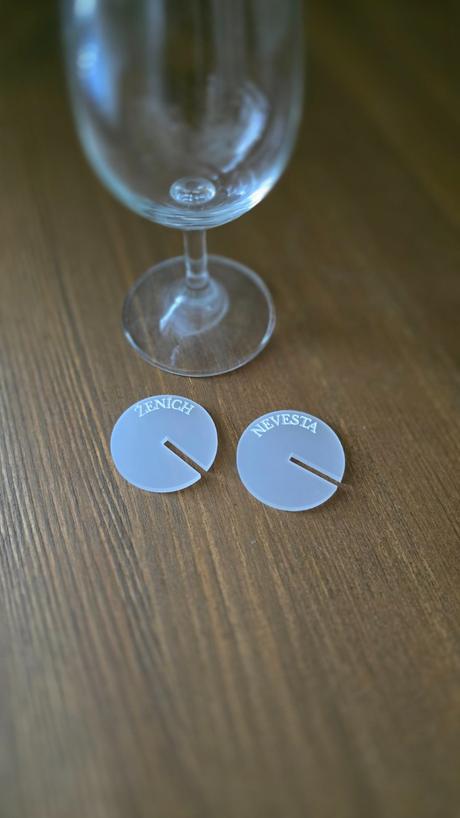 Handmade minimalisticka menovka na svadobny pohar,