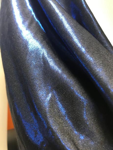 Metalické modré tričko s padavým výstrihom, 32/34, bonprix,34