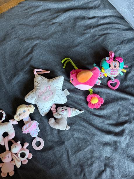 Balík oblečenia a hračiek pre dievčatko, 