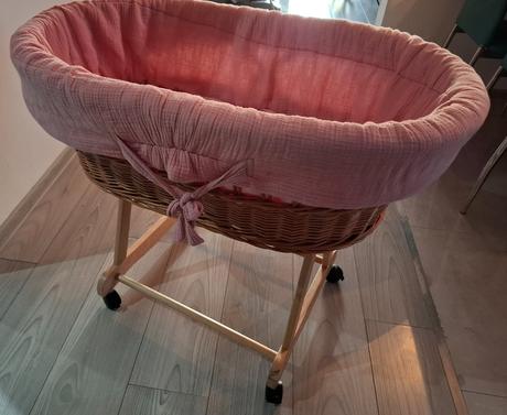 Prútená postieľka na kolieskach, 