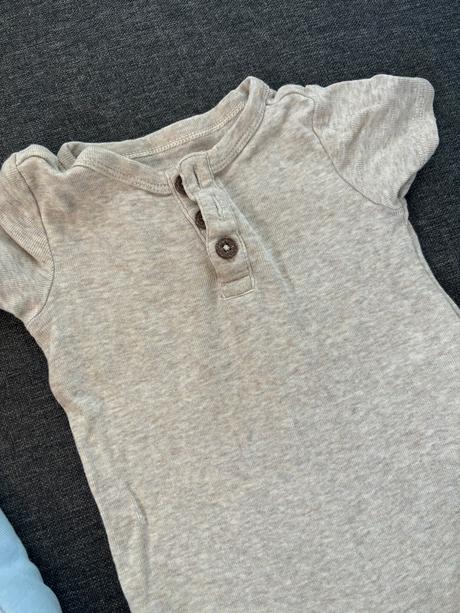 Body s gombikmi pri krku, tchibo,74