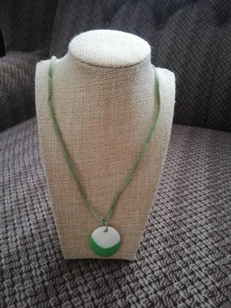 Náhrdelník na koženom pasiku, 