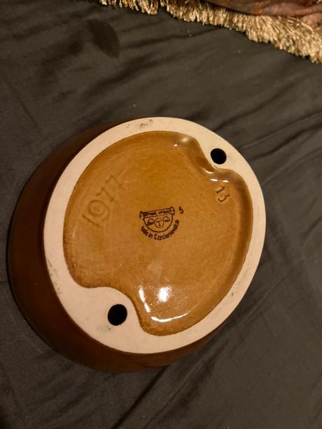 Hnedy porcelan. ozdobny popolnik, 