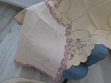 Hnedastý obrus veľký ručne vyšívaný,