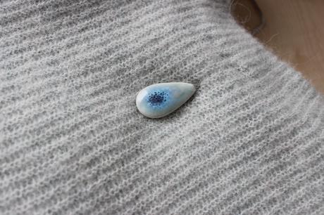 Porcelanový náhrdelník nebesky meniaci s platinou,