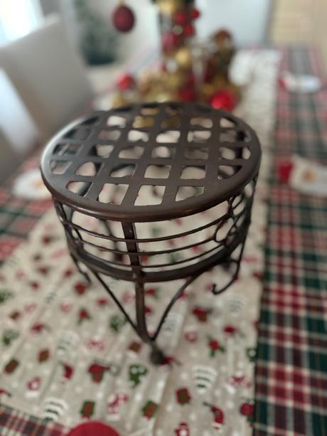 Kovový stojan na kvety alebo stolček víntage, 