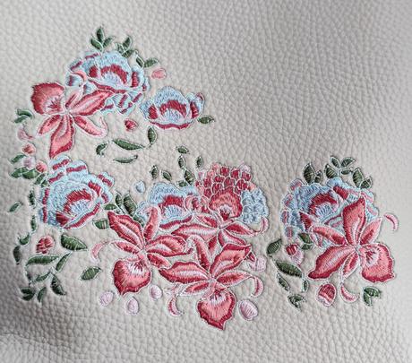 Kabelka s výšivkou, 