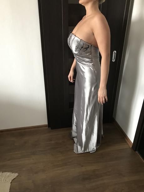 Strieborne spoločenské šaty, l