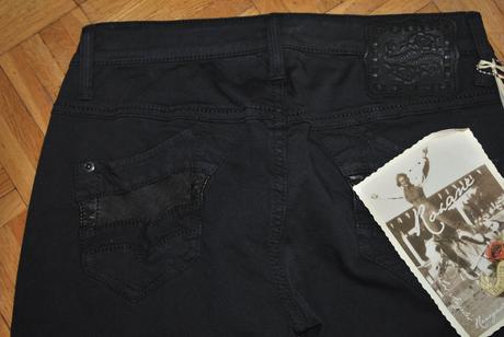 Dámske čierne štýlové džínsy, s