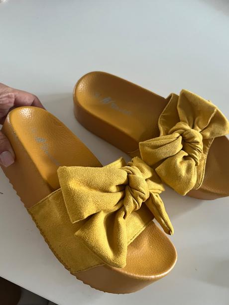 Slapky na platforme, 35