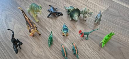 Dinosaury (väčšie a menšie figúrky),