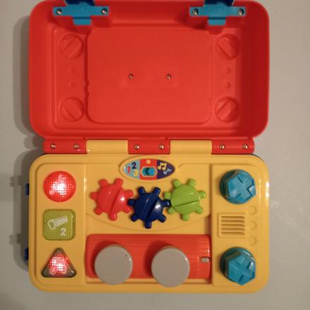 Kufrík hrajúci anglicky,