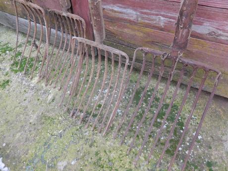 Staré náradie vidly s drevenou rukoveťou,,