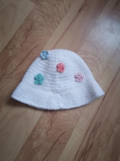 Háčkovaná čiapočka ( klobúčik) s kvetinkami 86/92, 86