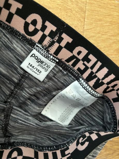 Sportove legíny nosene pol roka na telesenu, 146