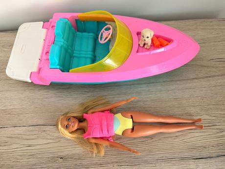 Barbie komplet sada ružový motorový čln s bábiko, 