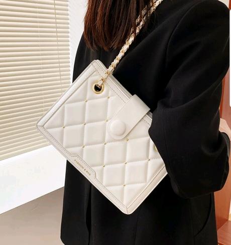 Kabelka s retiazkou,