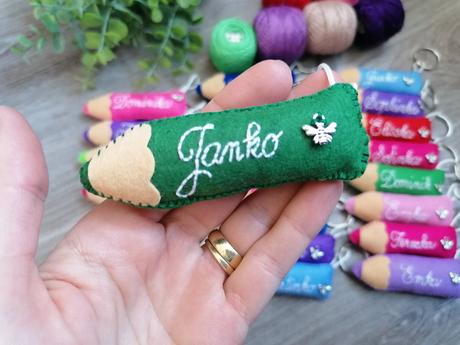 Kľúčenka pastelka,