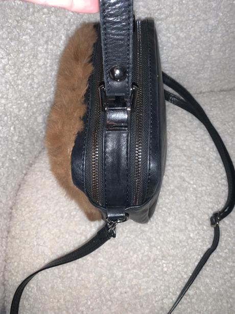 Kožená crossbody kabelka s pravou kožušinou, 