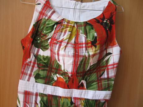 Zaujímavé dámske šaty, s