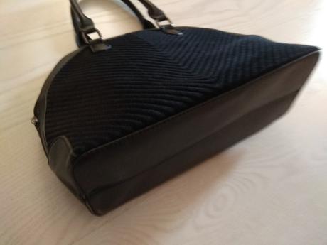 Čierna kabelka s poštovným,