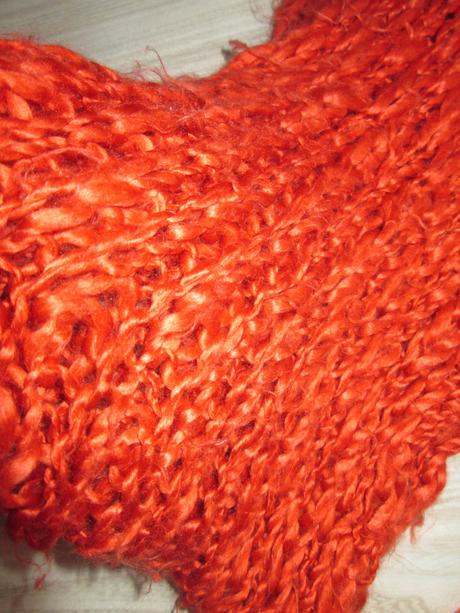 Šál tehlovej farby,