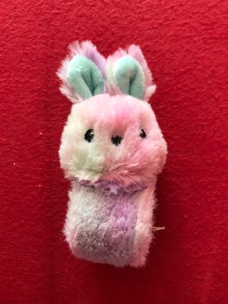 Zajacik plysovy ako naramok,