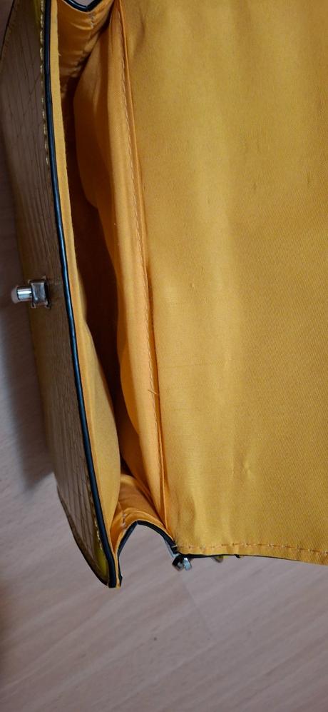 Kabelka s krokodílim vzorom, 